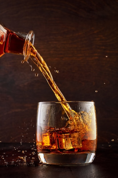 Glas whisky op een houten tafel