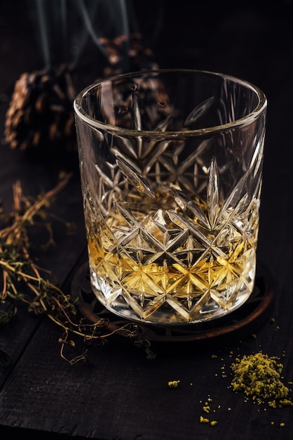 Glas whisky op houten tafel