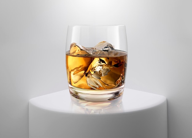 Glas whisky op interieur witte ruimte voor productweergave of tentoonstelling 3D render