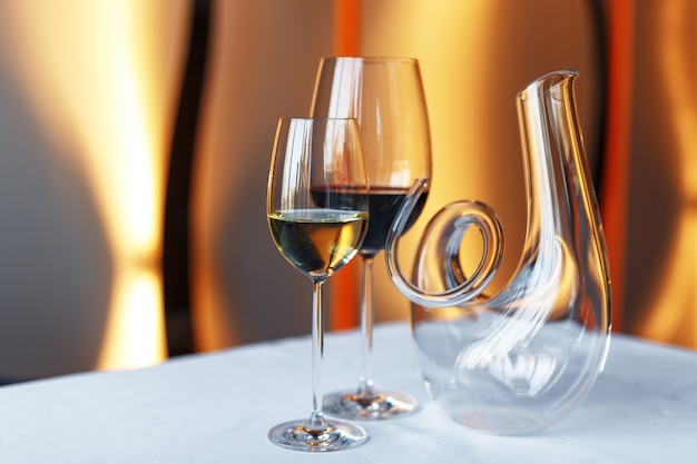 Glas wijn en een karaf op een tafel met een wit tafellaken.