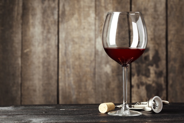 Glas wijn op de houten tafel
