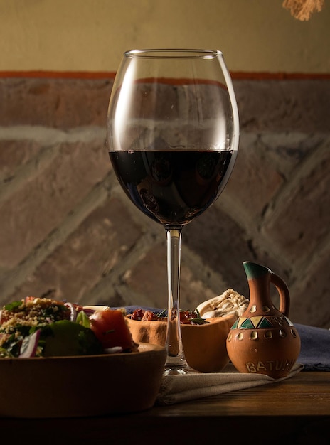 Glas wijn op een tafel met gerechten