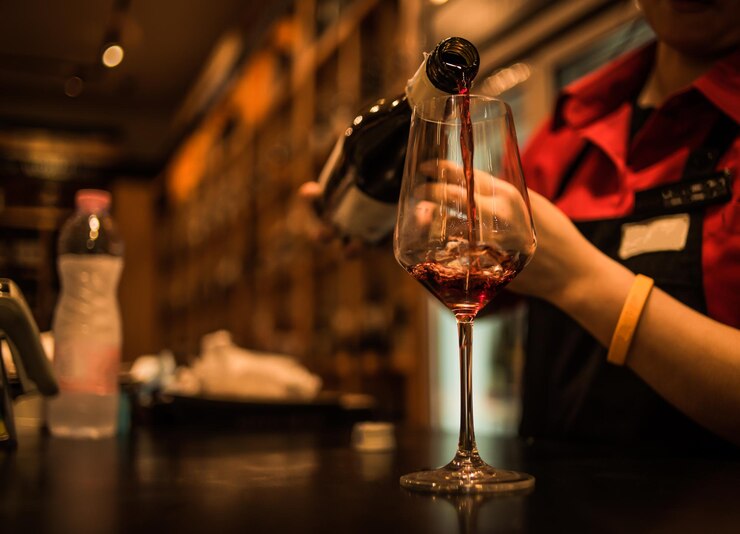 Foto glas wijnflessen op tafel in een restaurant