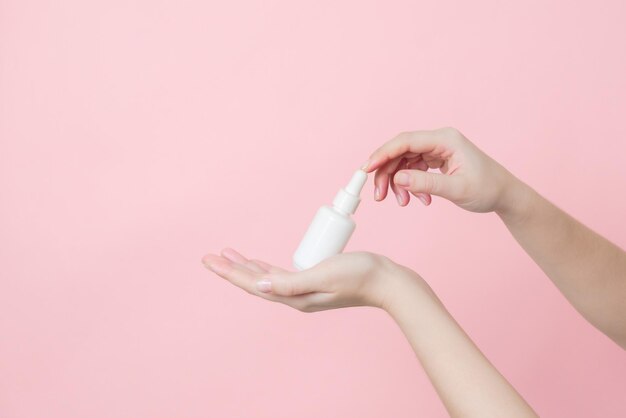 Glas witte fles zonder merk met serum of essentiële olie met pipet Natuurlijke vochtinbrengende voedende cosmetica voor huid schoonheid en spa