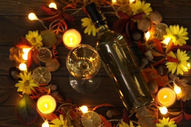 glas witte wijn met herfstdecoratie