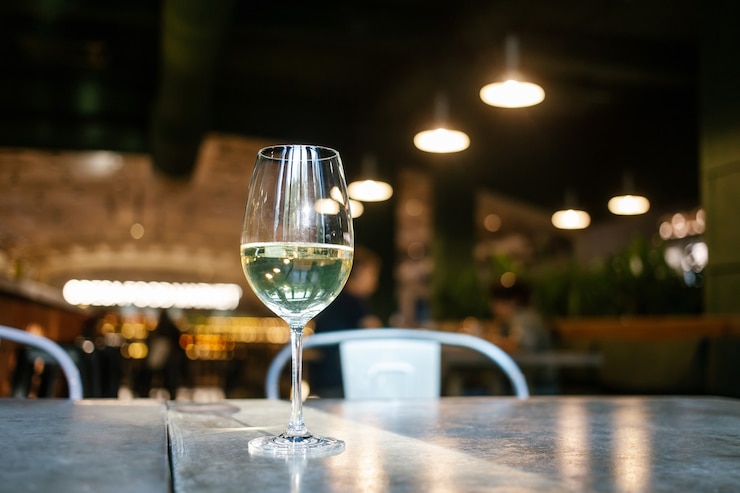 Foto glas witte wijn op een tafel op de achtergrond van een restaurant