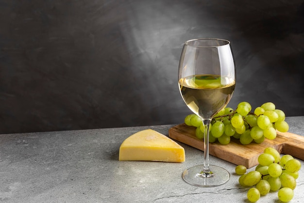 Glas witte wijn op tafel