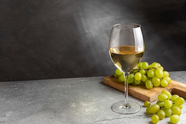 Glas witte wijn op tafel