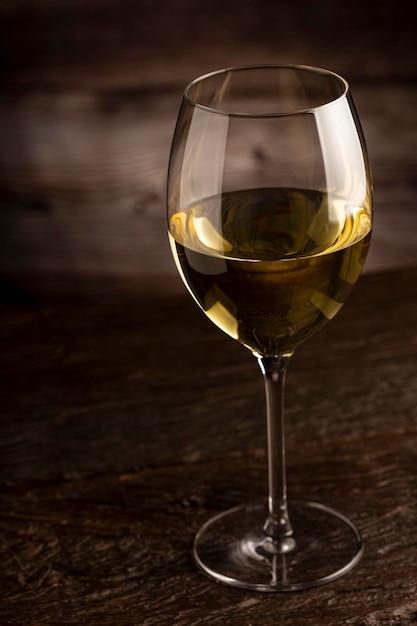 Glas witte wijn op tafel