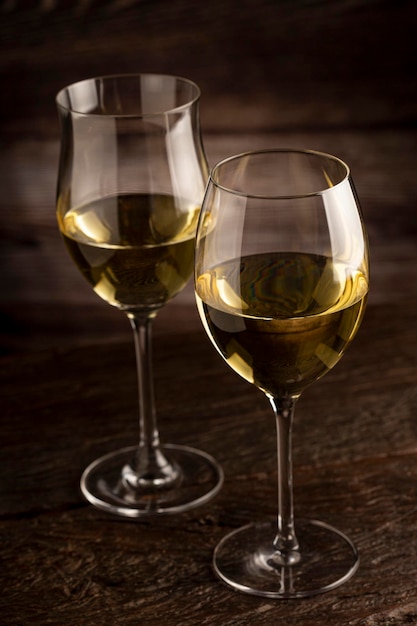 Glas witte wijn op tafel