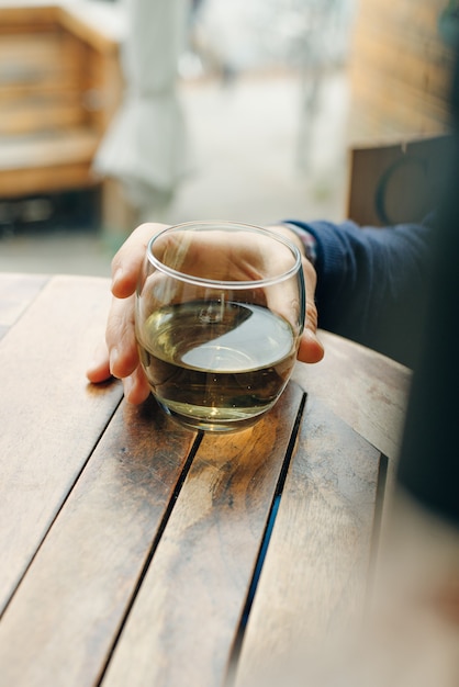 Glas witte wijn op vintage houten tafel in restaurant