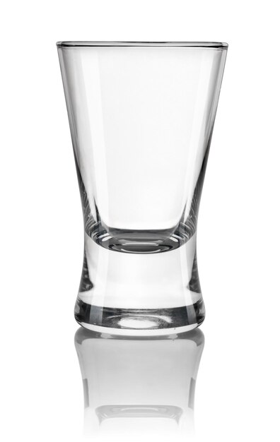 Glas wodka geïsoleerd op een witte achtergrond. Pad