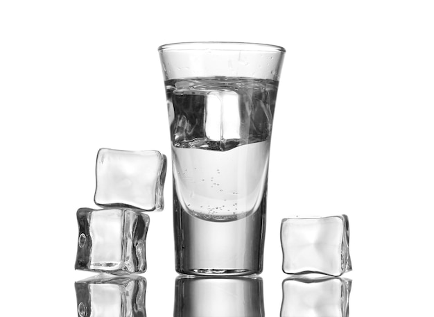 Glas wodka met ijs geïsoleerd op wit