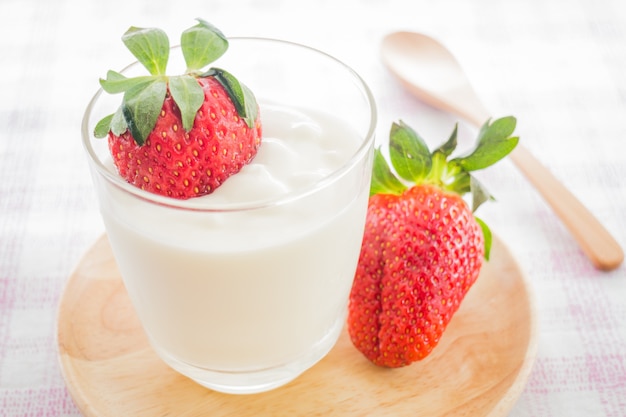 Glas yoghurt met verse aardbeien