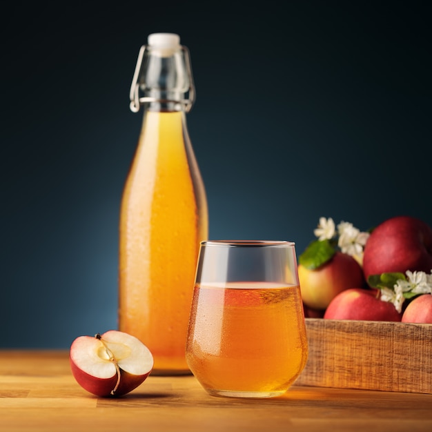 Glas zelfgemaakte appelcider of sap