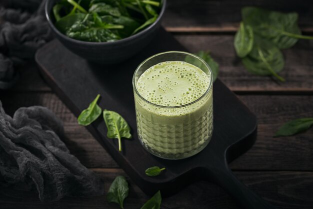 Glas zelfgemaakte gezonde groene smoothie met verse babyspinazie