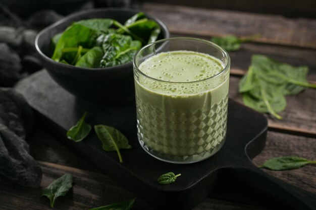 Glas zelfgemaakte gezonde groene smoothie met verse babyspinazie