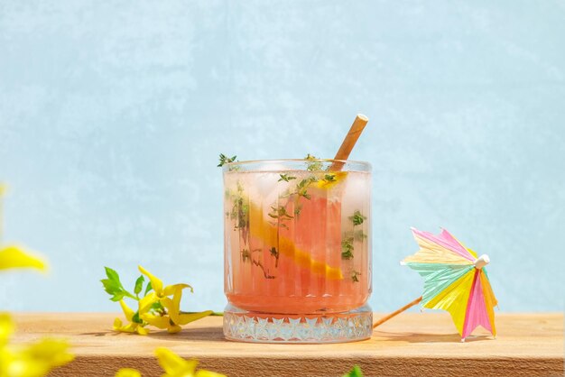 Glas zomer grapefruit cocktail met tijm