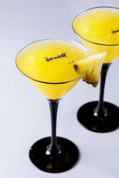 Glas Zomer Koude Tropische Cocktails Ananas Alcoholische Drank Verticaal