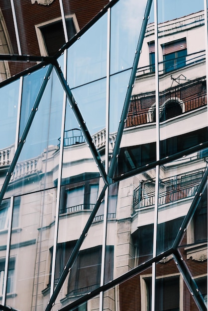 Glasbezinningen van oude gebouwen in Bilbao Baskenland Spanje