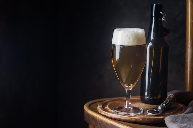 Glasbier op donkere achtergrond met exemplaarruimte