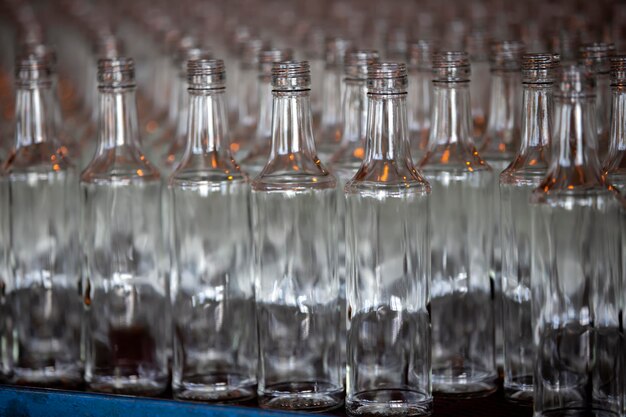 Glasfabriek Glasindustrie Veel glazen flessen op een fabriekstransportband