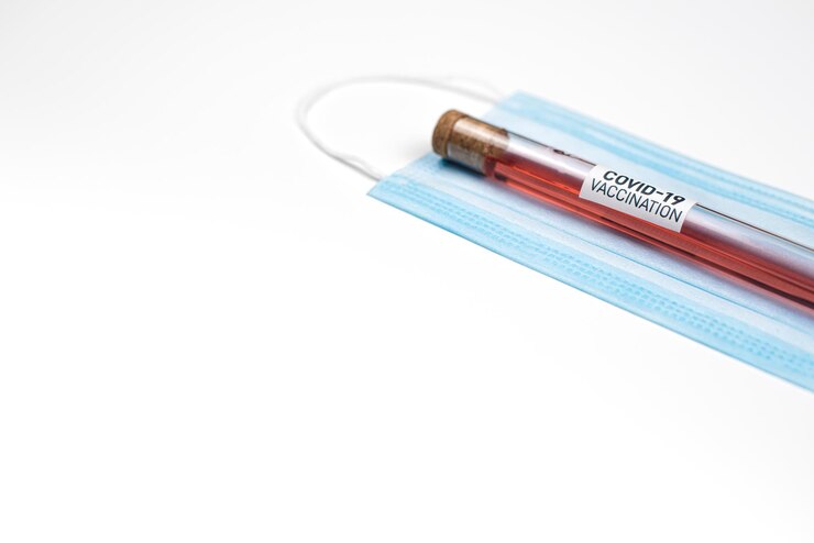 Foto glasflessen met vaccin voor vaccinatie tegen de pandemie coronavirus covid-19