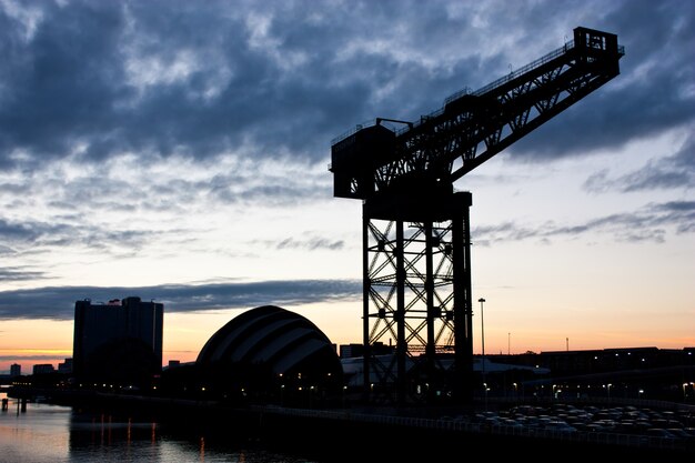Glasgow - Crane Clydebank bij zonsondergang, dicht bij Glasgow Science Centre