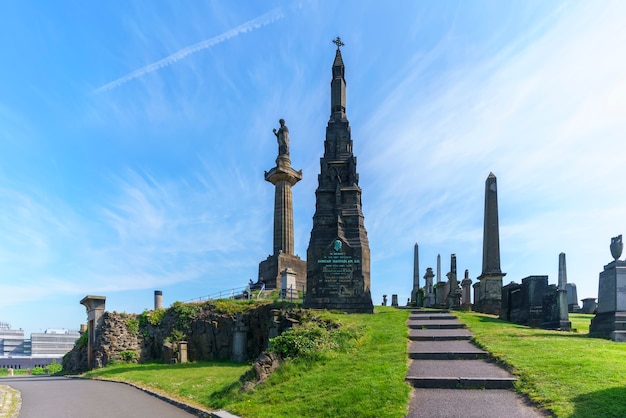글래스고, 스코틀랜드 - 2019년 5월 15일: 글래스고 묘지는 글래스고 대성당 근처의 낮은 언덕에 있는 빅토리아 시대 묘지입니다.