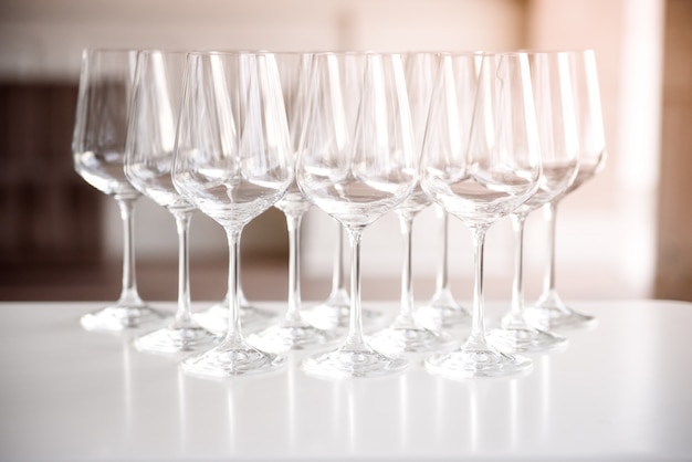 Glasheldere lege wijnglazen op een lijst.