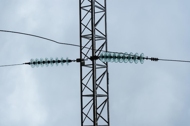 Glasisolatoren voor hoogspanningsleidingen op een elektrisch onderstation