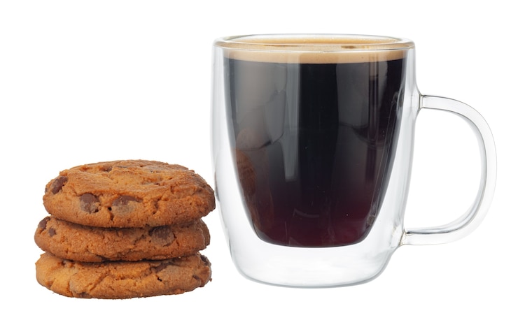Foto glaskop van koffie met chocoladeschilferkoekje dat op witte achtergrond wordt geïsoleerd