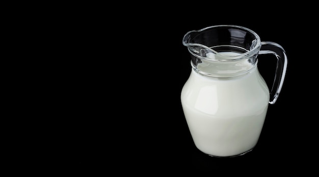 Glaskruik melk op zwarte