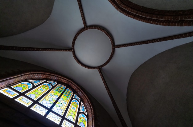 Glasraam in oude kathedraal of kerk.