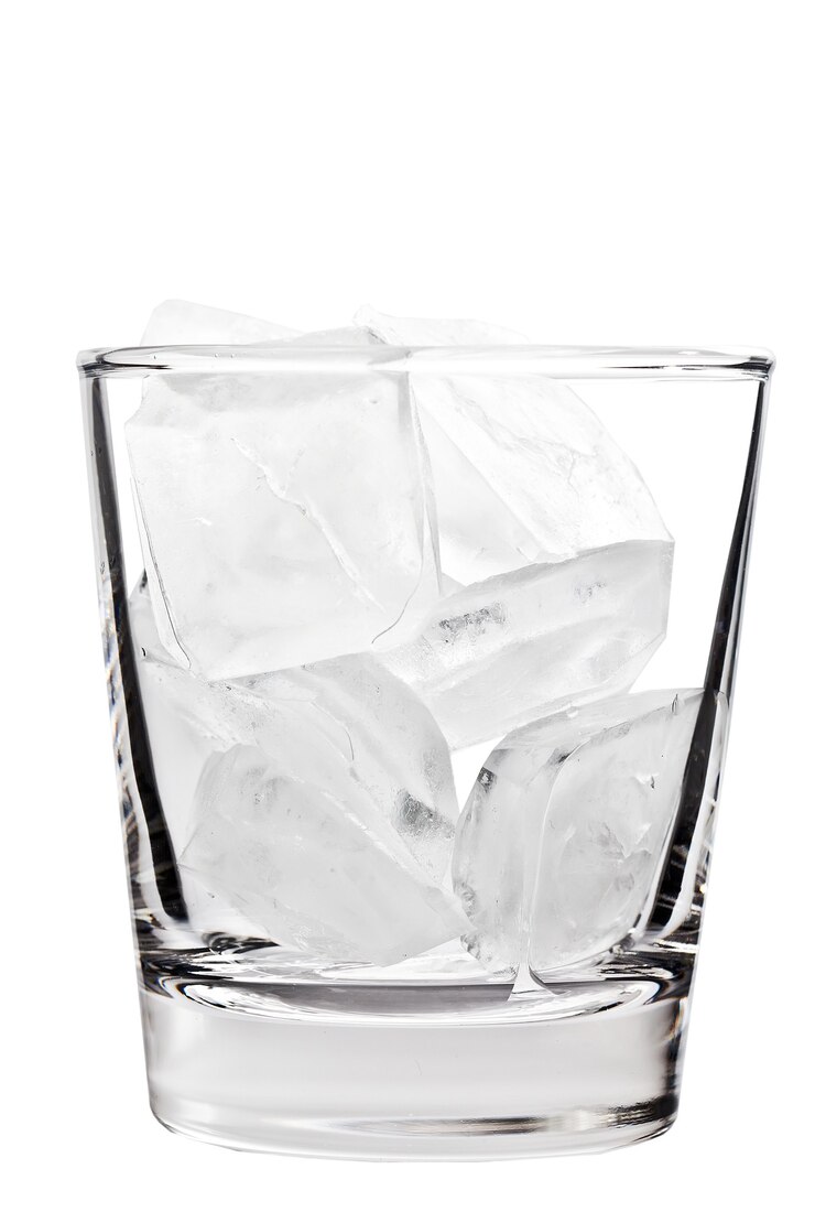 Photo the glass for alcohol is isolated on a white background