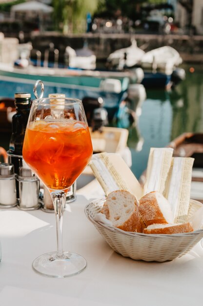 Photo glass of aperol cocktail on the table