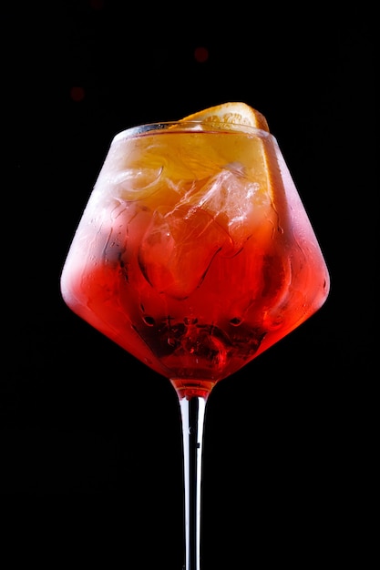 Bicchiere di aperol spritz cocktail su uno sfondo nero da vicino