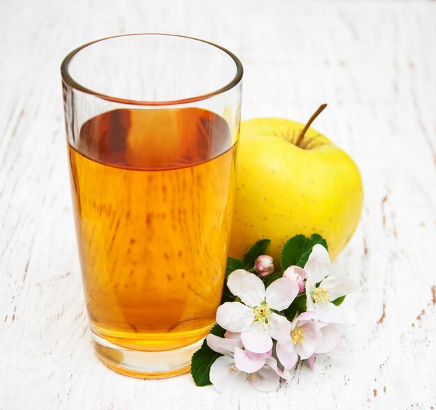 Photo glass of apple juice