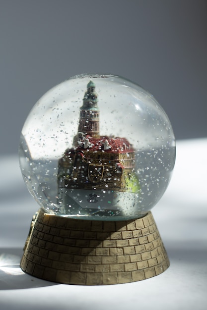 Фото Стеклянный шар с замком, сувенир, жесткий свет