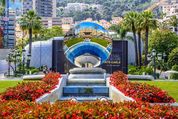 Стеклянный шар с пальмами рядом с солнечным казино в La Condamine MonteCarlo Monaco Cote d'Azur French Riviera