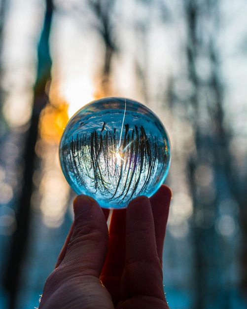 Photo a glass ball with the word ice on it