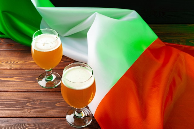 Bicchiere di birra contro la bandiera dell'irlanda