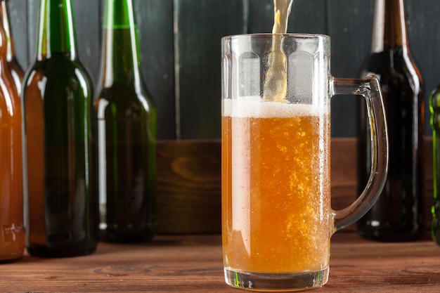 Bicchiere di birra e bottiglia di birra