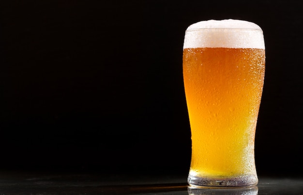 Photo glass of beer on a dark background