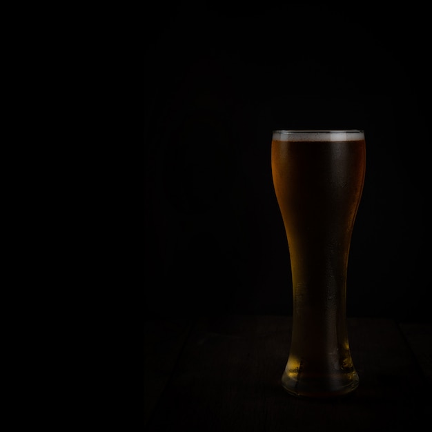 Photo glass of beer in the dark