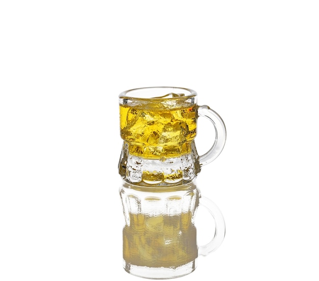 Photo glass of beer isolated on white background