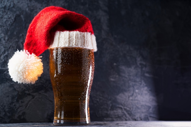 サンタクリスマス帽のガラスのビールジョッキ