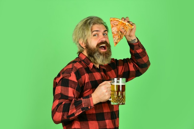 Стакан пива и пицца, смотреть футбол по телевизору, фаст-фуд, счастливый бородатый мужчина с пивом и пиццей, итальянская еда, италия, здесь парень в баре, пьющий пиво и едящий пиццу.