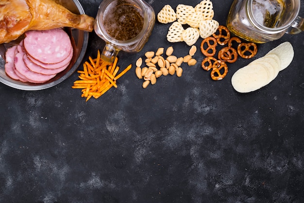 Foto bicchiere di birra e snack e cosce di pollo affumicato