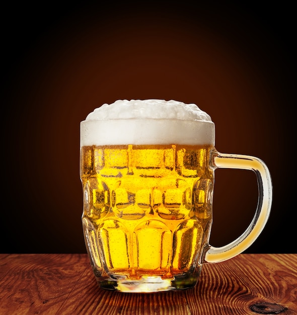 Photo glass beer on wood background